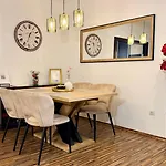 On Gellert Hill Downtown With Free Garage & Castle View Apartamento *