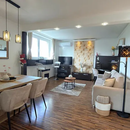 On Gellert Hill Downtown With Free Garage & Castle View Apartment *