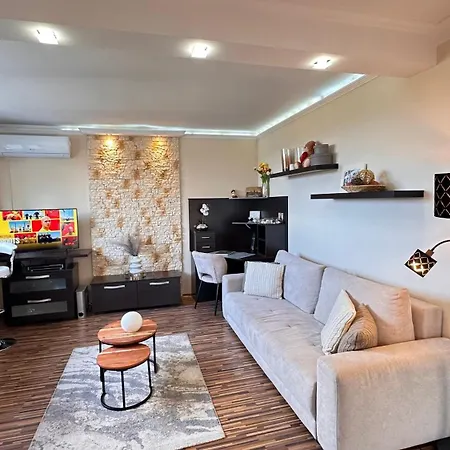 On Gellert Hill Downtown With Free Garage & Castle View *