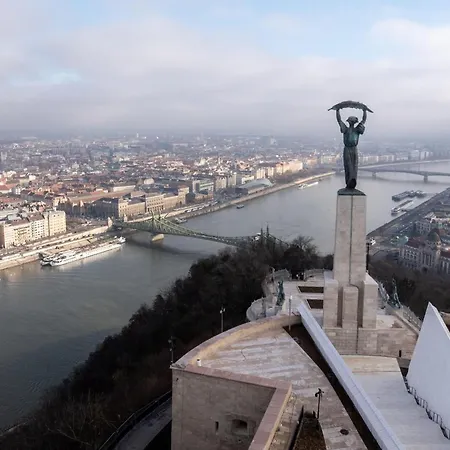Lägenhet On Gellert Hill Downtown With Free Garage & Castle View *
