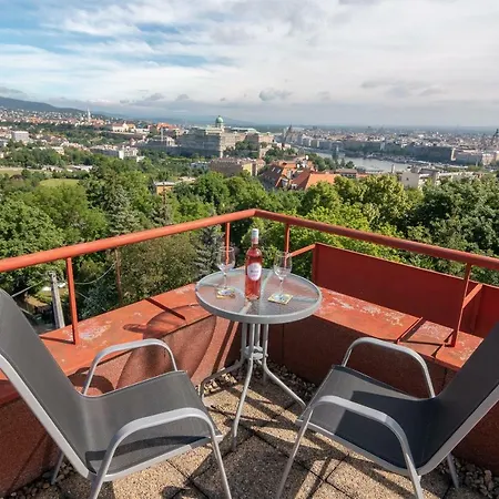 On Gellert Hill Downtown With Free Garage & Castle View Apartament