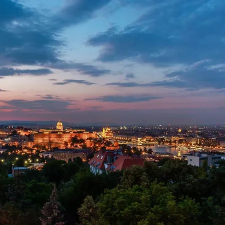 Apartment On Gellert Hill Downtown With Free Garage & Castle View