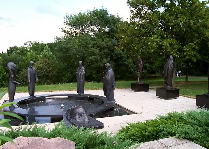 On Gellert Hill Downtown With Free Garage & Castle View *