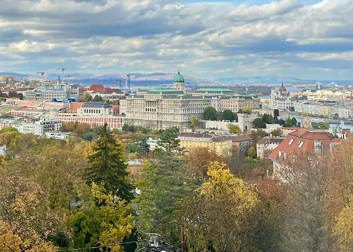 On Gellert Hill Downtown With Free Garage & Castle View Apartament *