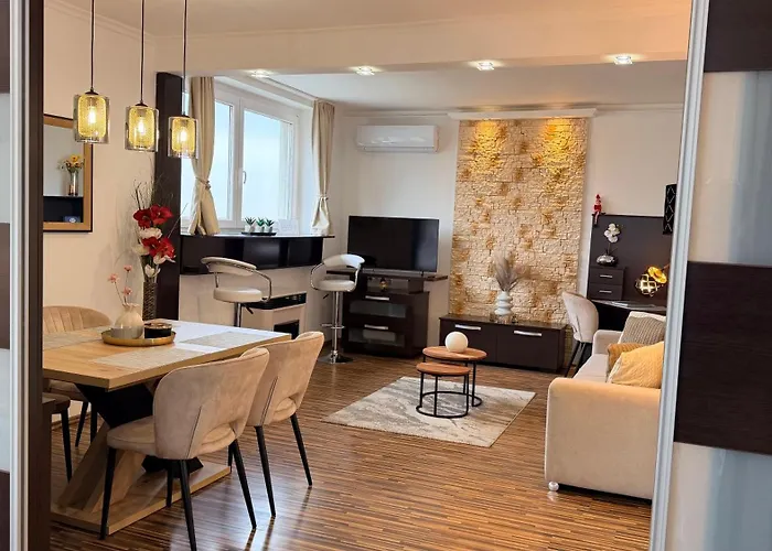 On Gellert Hill Downtown With Free Garage & Castle View *