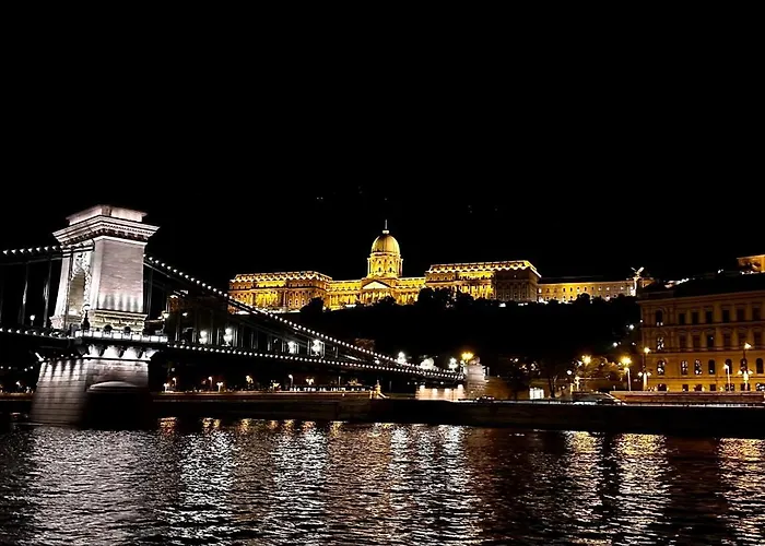 On Gellert Hill Downtown With Free Garage & Castle View *