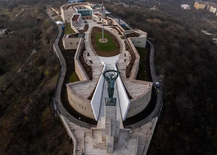 On Gellert Hill Downtown With Free Garage & Castle View