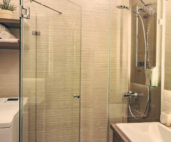 On Gellert Hill Downtown With Free Garage & Castle View