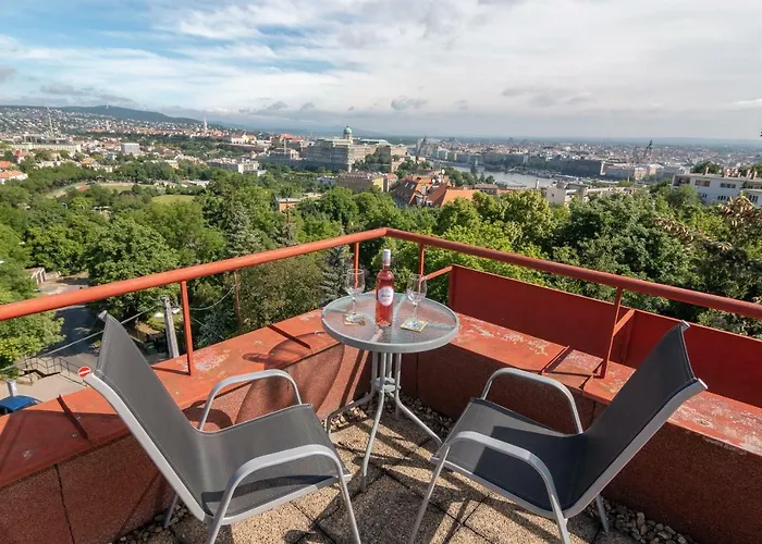 On Gellert Hill Downtown With Free Garage & Castle View Apartament