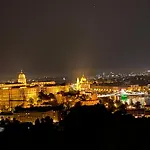 On Gellert Hill Downtown With Free Garage & Castle View Lägenhet