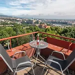 On Gellert Hill Downtown With Free Garage & Castle View Lägenhet