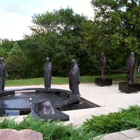 On Gellert Hill Downtown With Free Garage & Castle View *