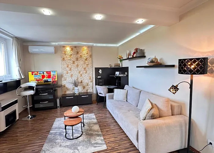 On Gellert Hill Downtown With Free Garage & Castle View *